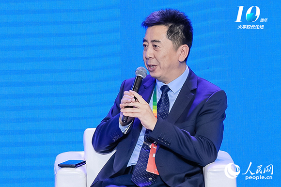 西安交通大學(xué)黨委常委、副校長(zhǎng)洪軍出席圓桌論壇并發(fā)言。